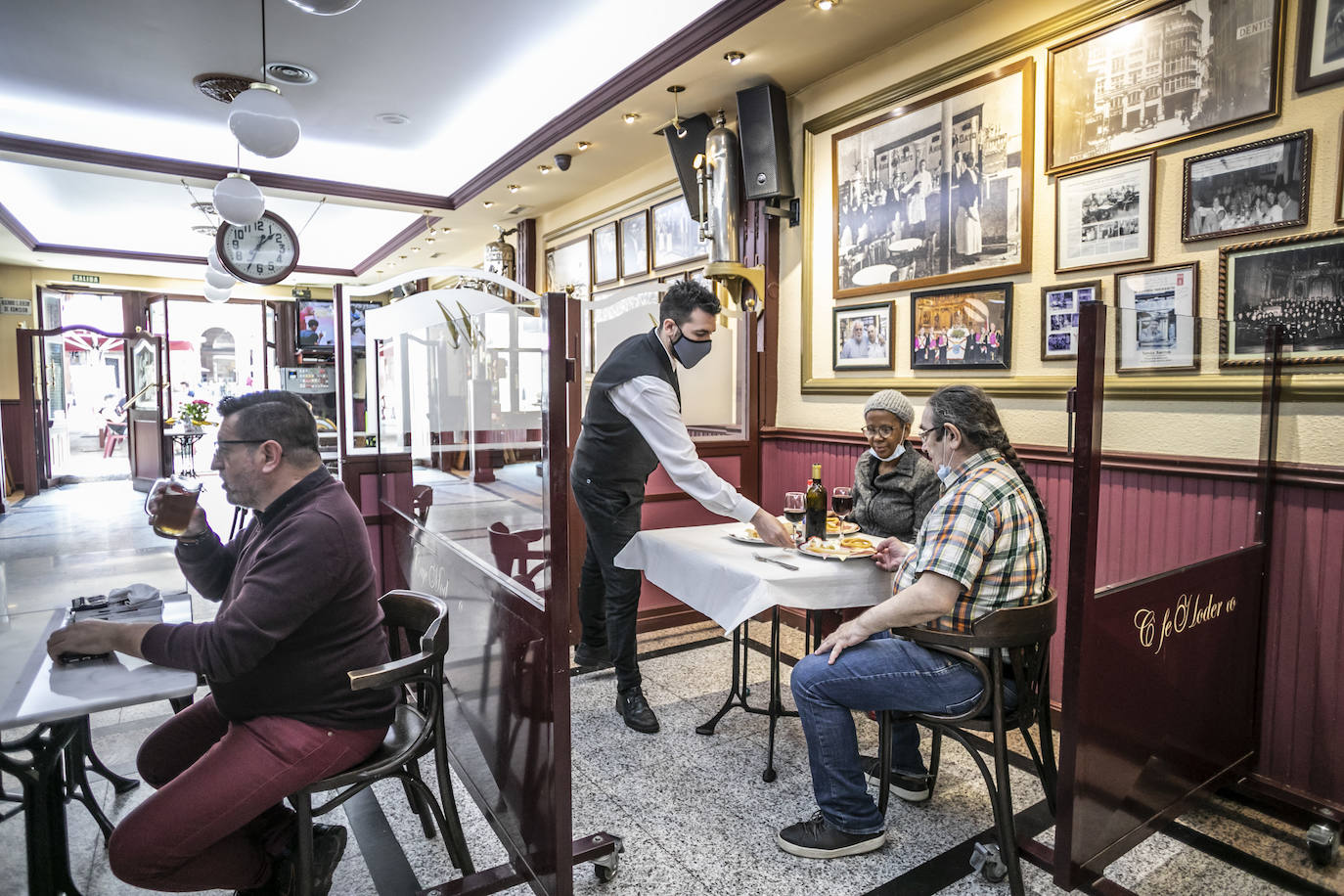 La Rioja ha entrado este lunes en fase 2 y Logroño ha vivido más movimiento en sus bares, bibliotecas, restaurantes y centros comerciales.