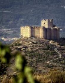 Imagen secundaria 2 - El monasterio de Yuso bajo la capa de nieve y el castillo de Davalillo domina ambas orillas del Ebro.