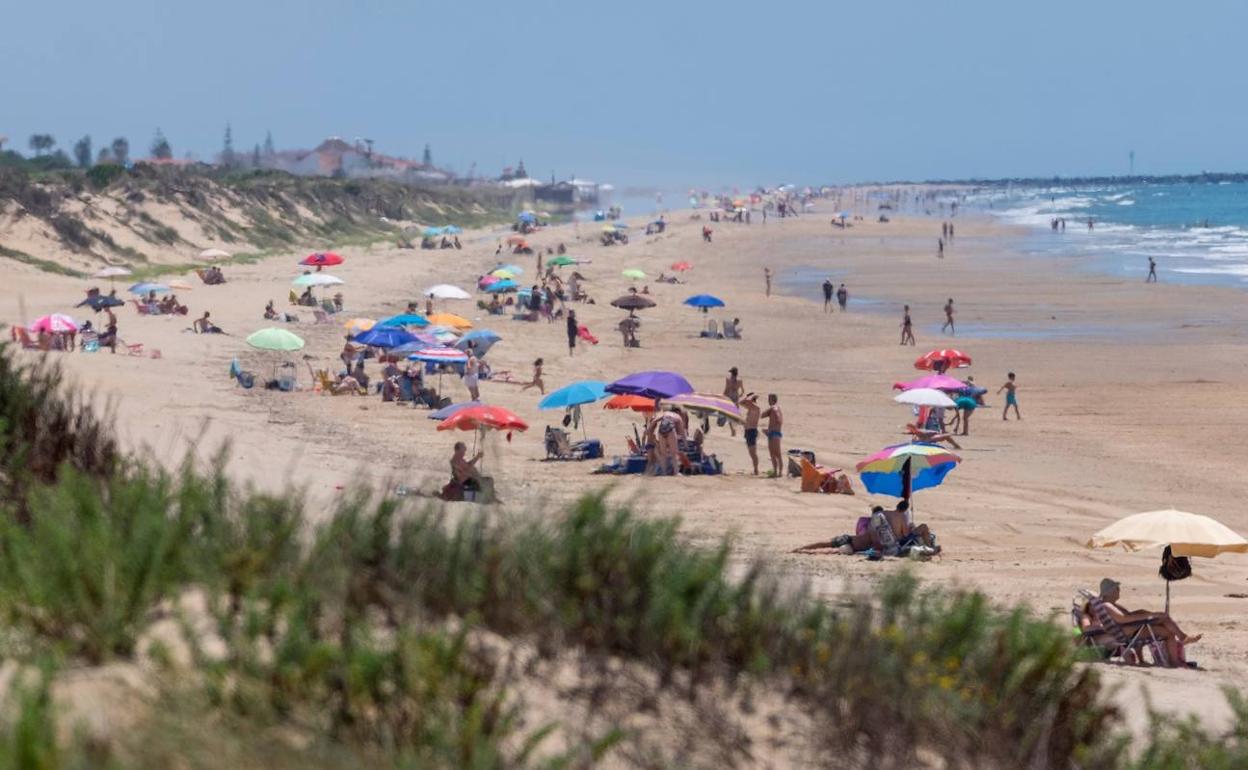 Bañistas en la playa de Los Enebrales, en la localidad costera de Punta Umbría (Huelva).