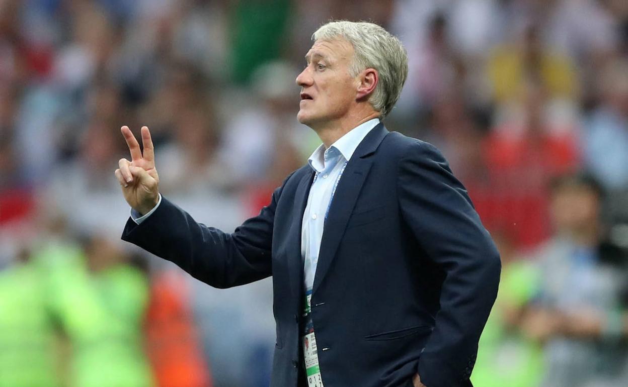 Didier Deschamps, dirigiendo un partido de la selección francesa. 