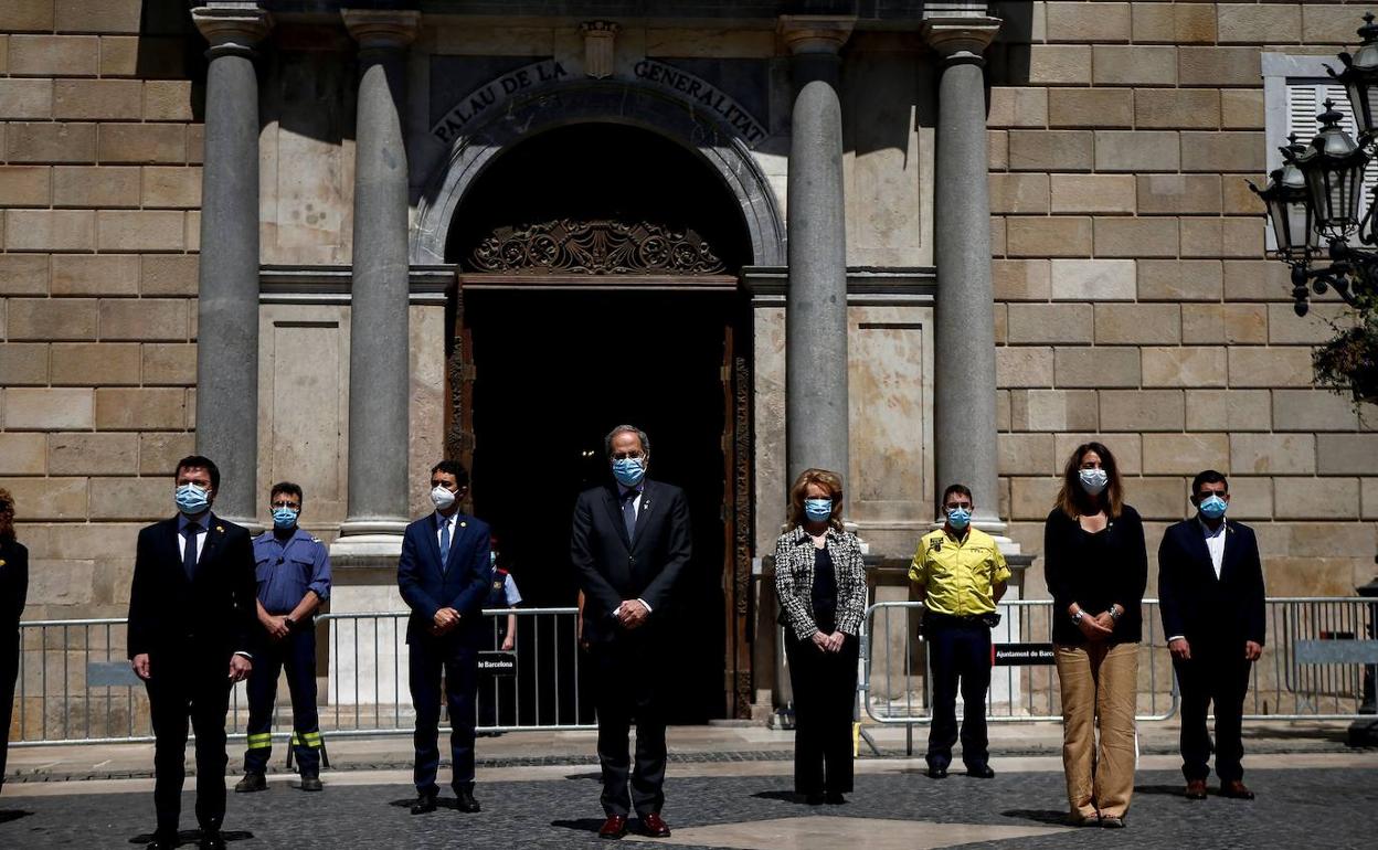 Quim Torra, acompañado de su equipo en el minuto de silencio por las víctimas de la Covid-19.