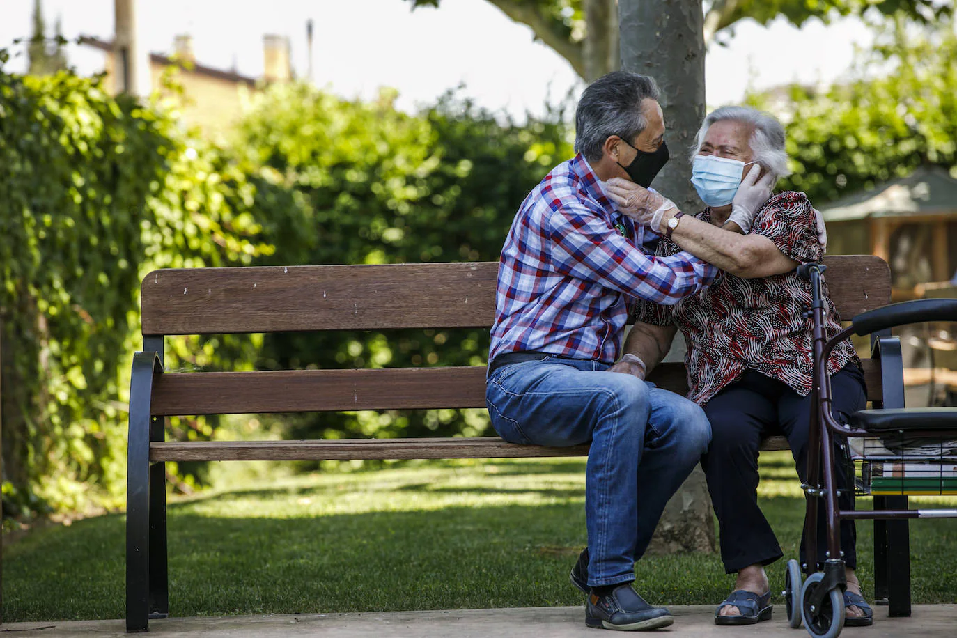 Ya sin videoconferencias, los abuelos volvieron a reunirse con sus familias y olvidaron por unos momentos la pesadilla vivida durante el confinamiento 