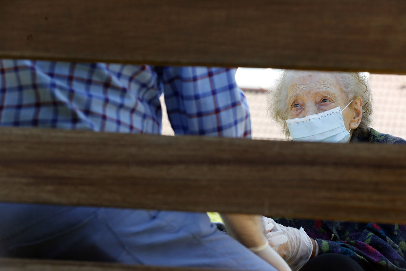 Ya sin videoconferencias, los abuelos volvieron a reunirse con sus familias y olvidaron por unos momentos la pesadilla vivida durante el confinamiento 