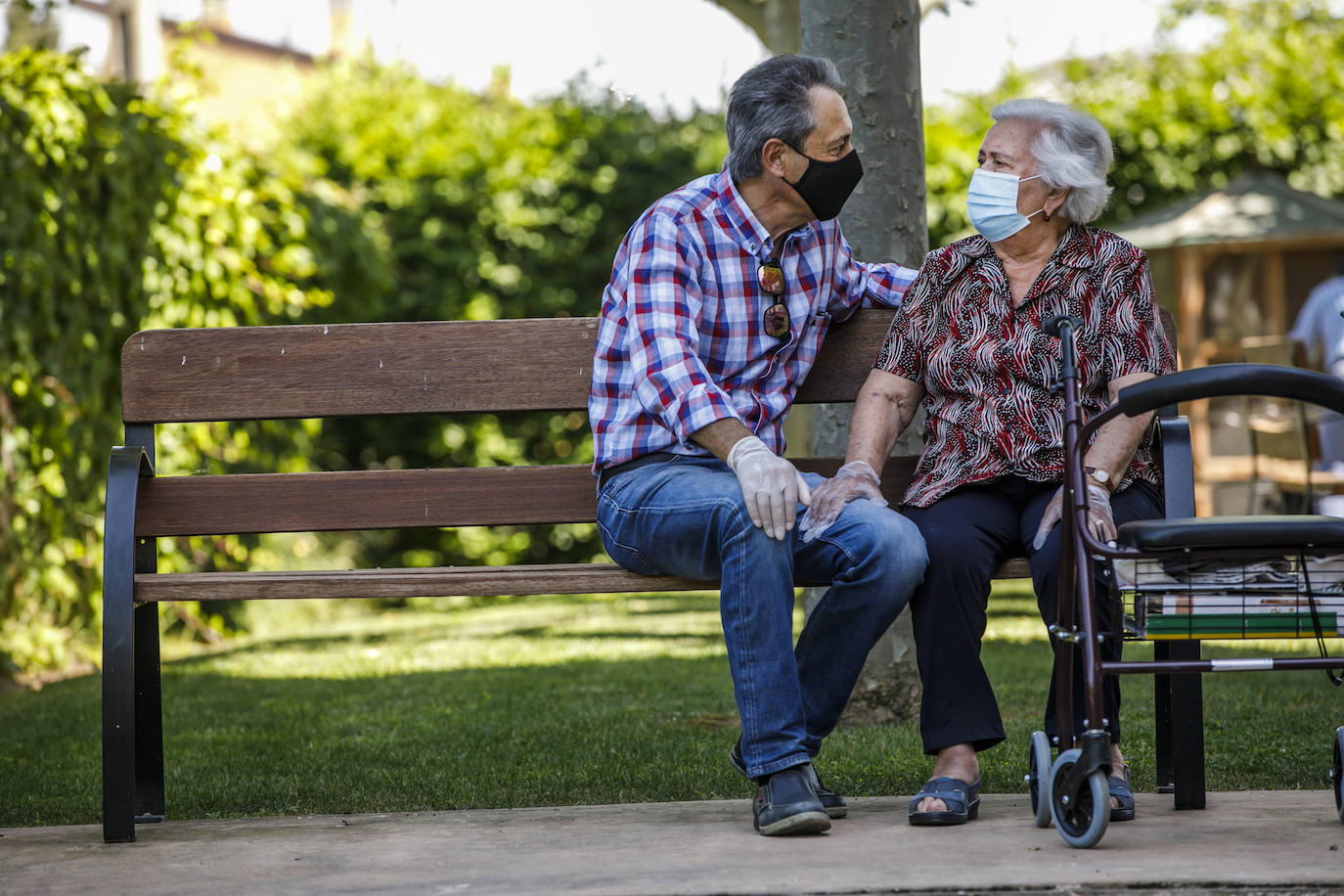 Ya sin videoconferencias, los abuelos volvieron a reunirse con sus familias y olvidaron por unos momentos la pesadilla vivida durante el confinamiento 