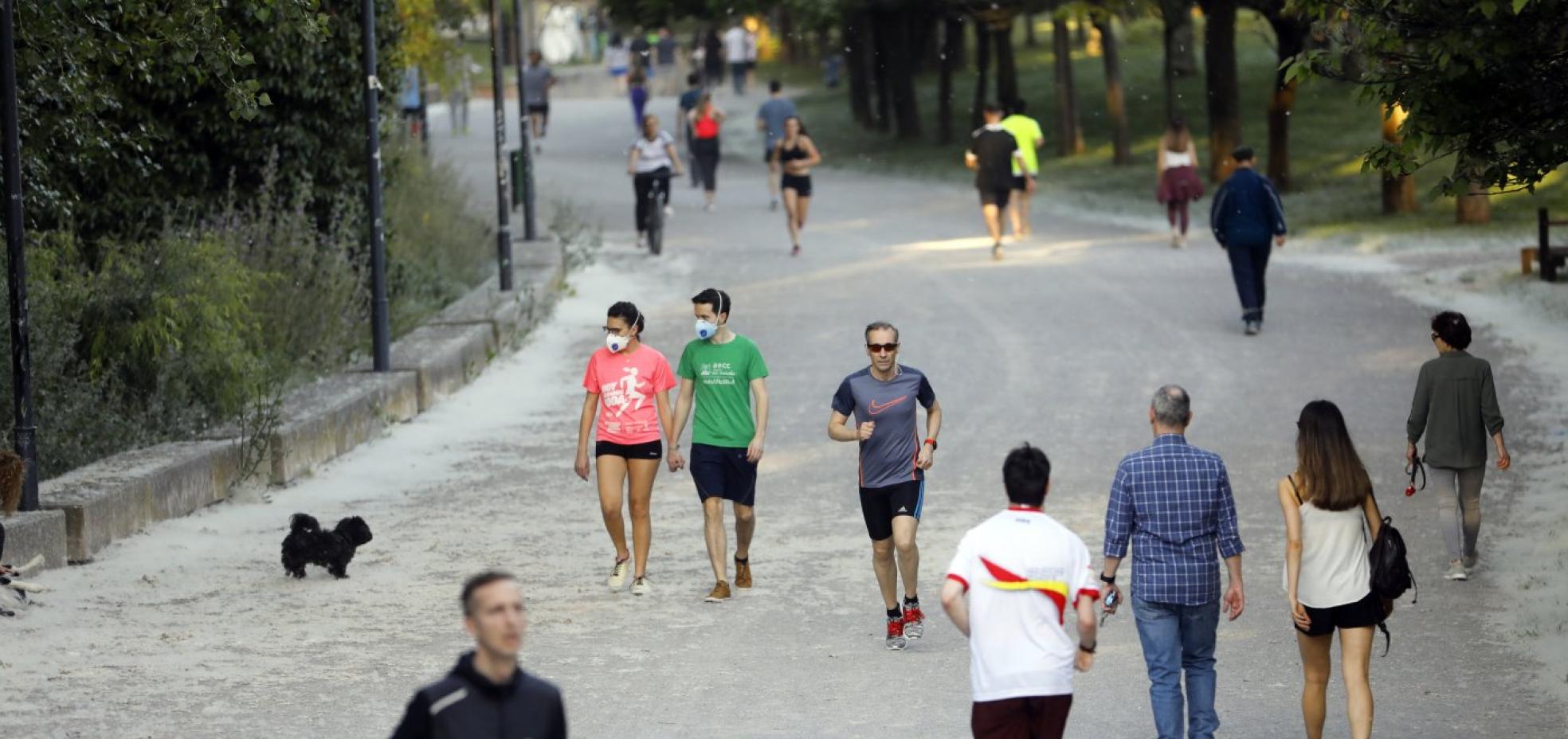 Desescalada. Paseantes y deportistas en Logroño durante el primer día de las medidas de alivio. 