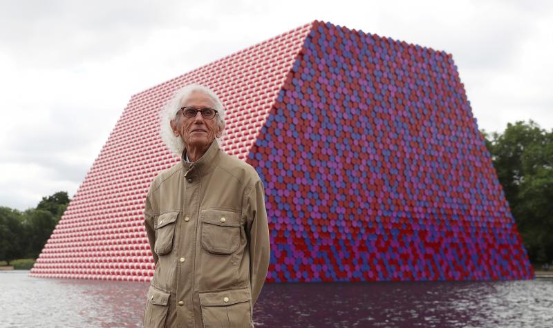 Escultura temporal hecha con barriles de petróleo en el Hyde Park de Londres, titulada The London Mastaba