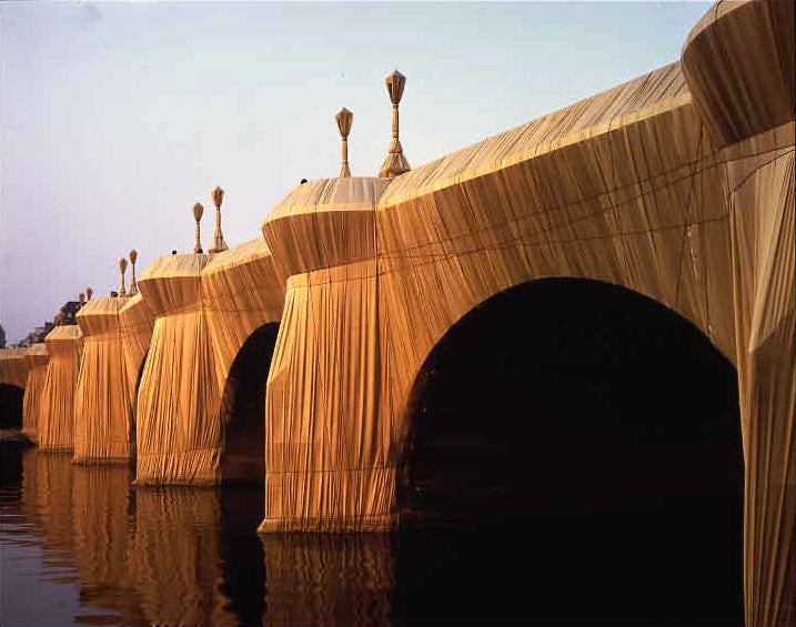 En 1984, y tras nueve años de negociaciones con Jacques Chirac, entonces alcalde de París, Christo y Jeanne-Claude obtuvieron el permiso para cubrir el Puente Nuevo (Pont Neuf) de la capital francesa. Utilizaron 40.000 metros cuadrados de tela poliamida color arena