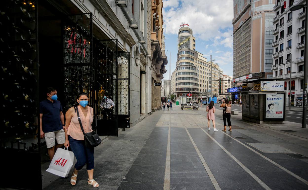 La Gran Vía madrileña con la reapertura de locales comerciales este lunes.