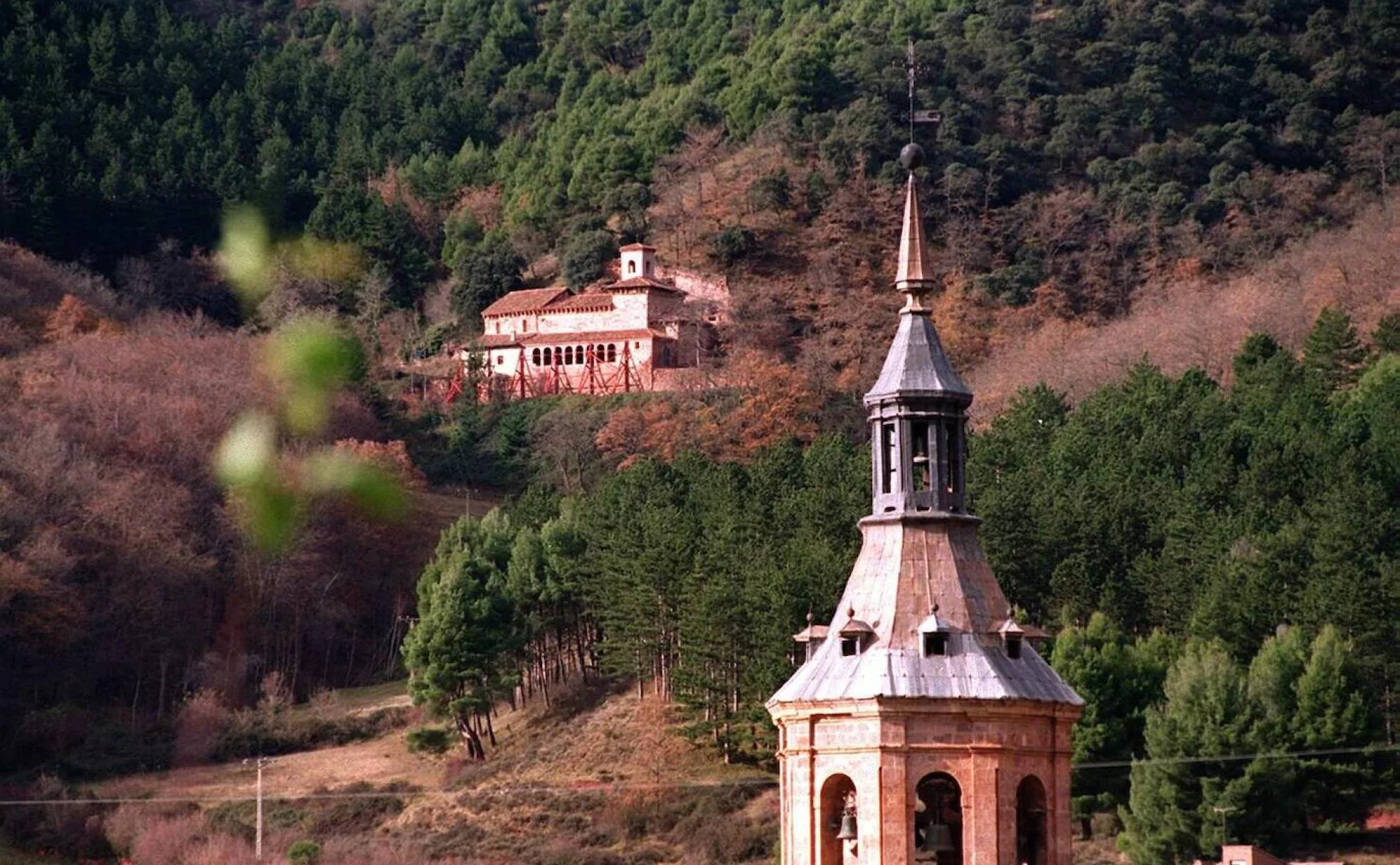 Torre del Monasterio de Yuso, con Suso de fondo.