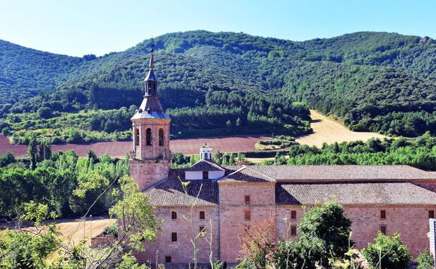 Imagen principal - Monasterio de Yuso (arriba) (M.H), Monasterio de Valvanera (abajo a la izquierda) (J.R.), Puente de Cuevas, en Anguiano (a la derecha) (E.D.R.).