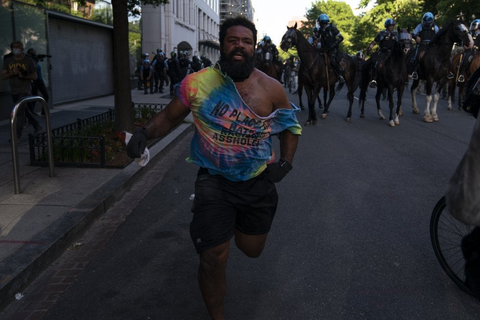 Un manifestante huye de la policía durante las protestas por la muerte de George Floyd, en Washington