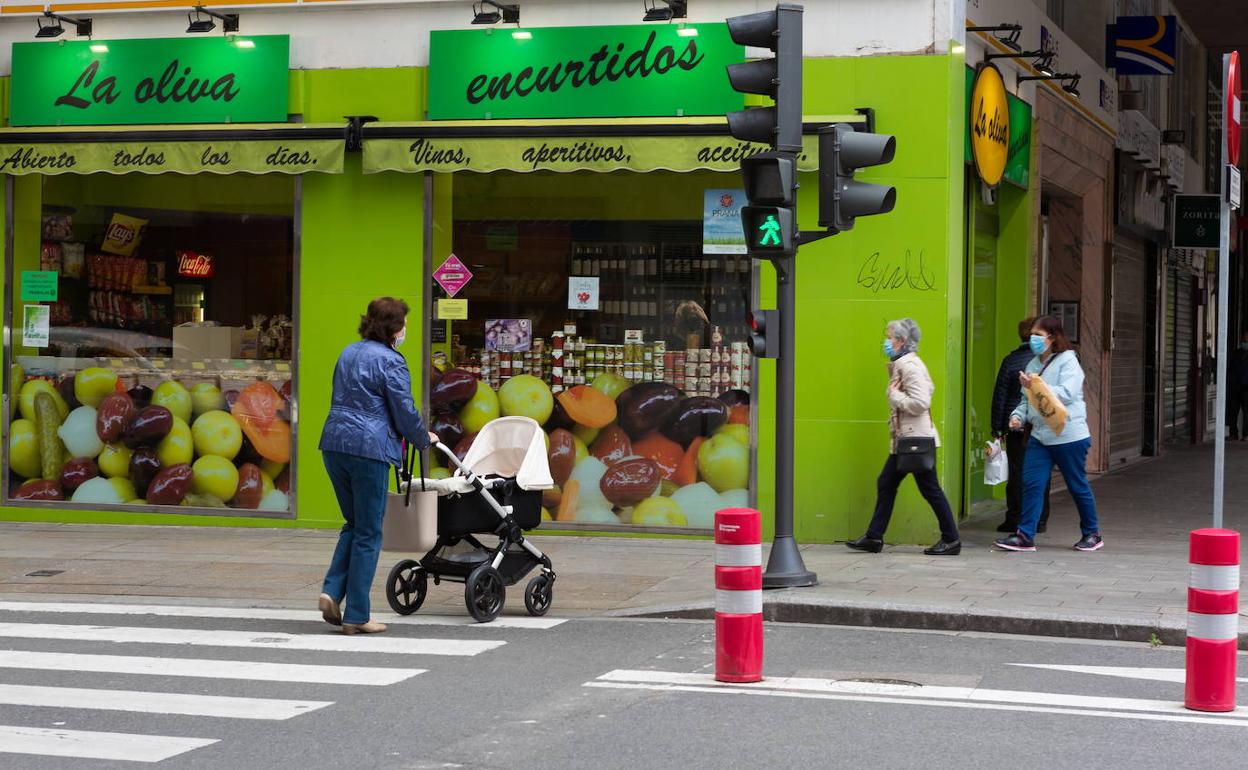 Una mujer con un bebé pasea por las calles de Logroño.