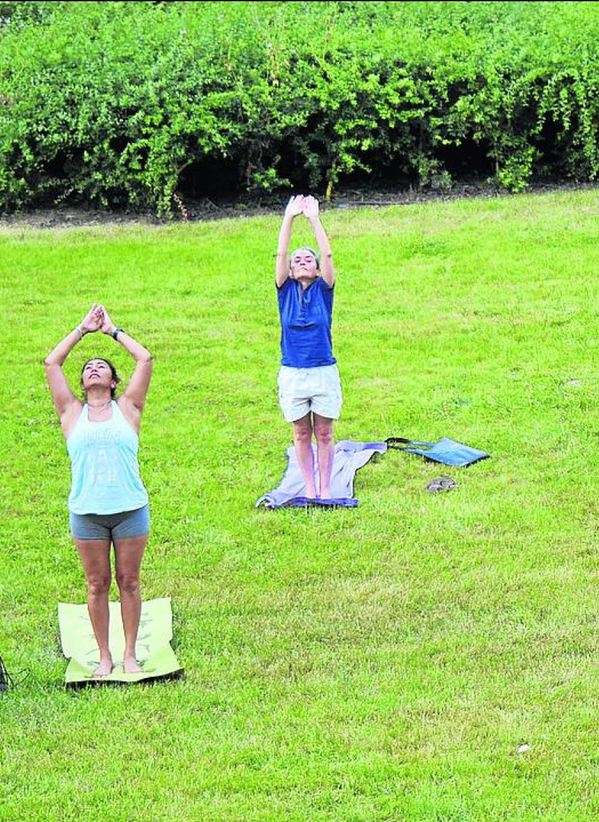 Un grupo de yoga de la UPL realizando ejercicios este martes en el parque de La Ribera.