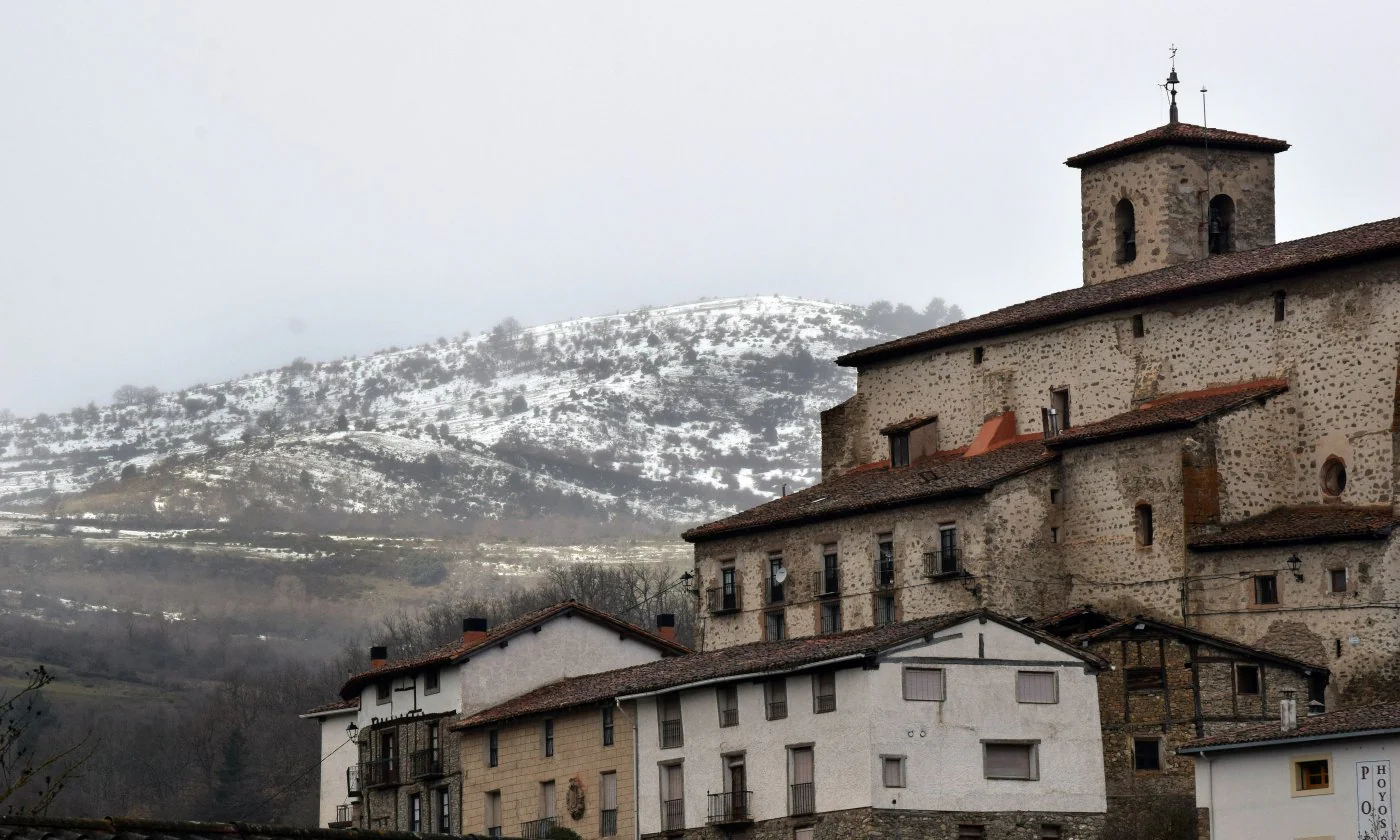  Paisajes nevados. Abajo, la localidad de Villoslada de Cameros. A la derecha, imagen de la carretera N-111 a su paso por el puerto de Piqueras. Miguel Herreros y Justo Rodríguez