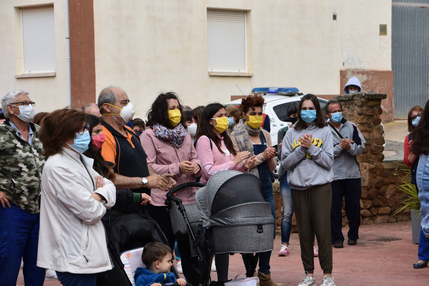 Un numeroso grupo de vecinos de Ausejo se ha concentrado frente al consultorio médico para mostrar su apoyo a los sanitarios y su repulsa a las agresiones sufridas contra el médico y el enfermero del centro de salud.