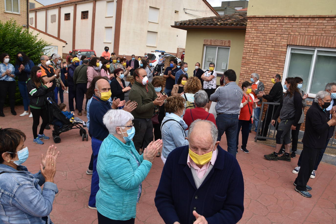 Un numeroso grupo de vecinos de Ausejo se ha concentrado frente al consultorio médico para mostrar su apoyo a los sanitarios y su repulsa a las agresiones sufridas contra el médico y el enfermero del centro de salud.