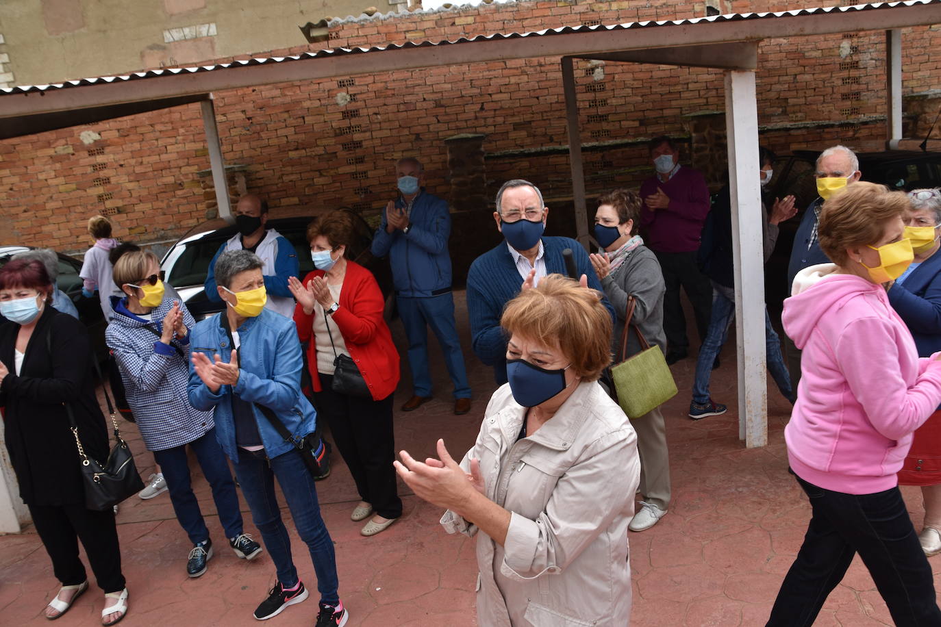 Un numeroso grupo de vecinos de Ausejo se ha concentrado frente al consultorio médico para mostrar su apoyo a los sanitarios y su repulsa a las agresiones sufridas contra el médico y el enfermero del centro de salud.