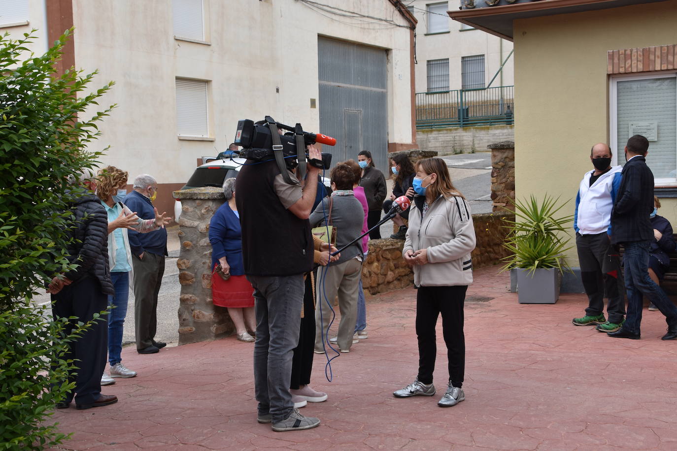 Un numeroso grupo de vecinos de Ausejo se ha concentrado frente al consultorio médico para mostrar su apoyo a los sanitarios y su repulsa a las agresiones sufridas contra el médico y el enfermero del centro de salud.