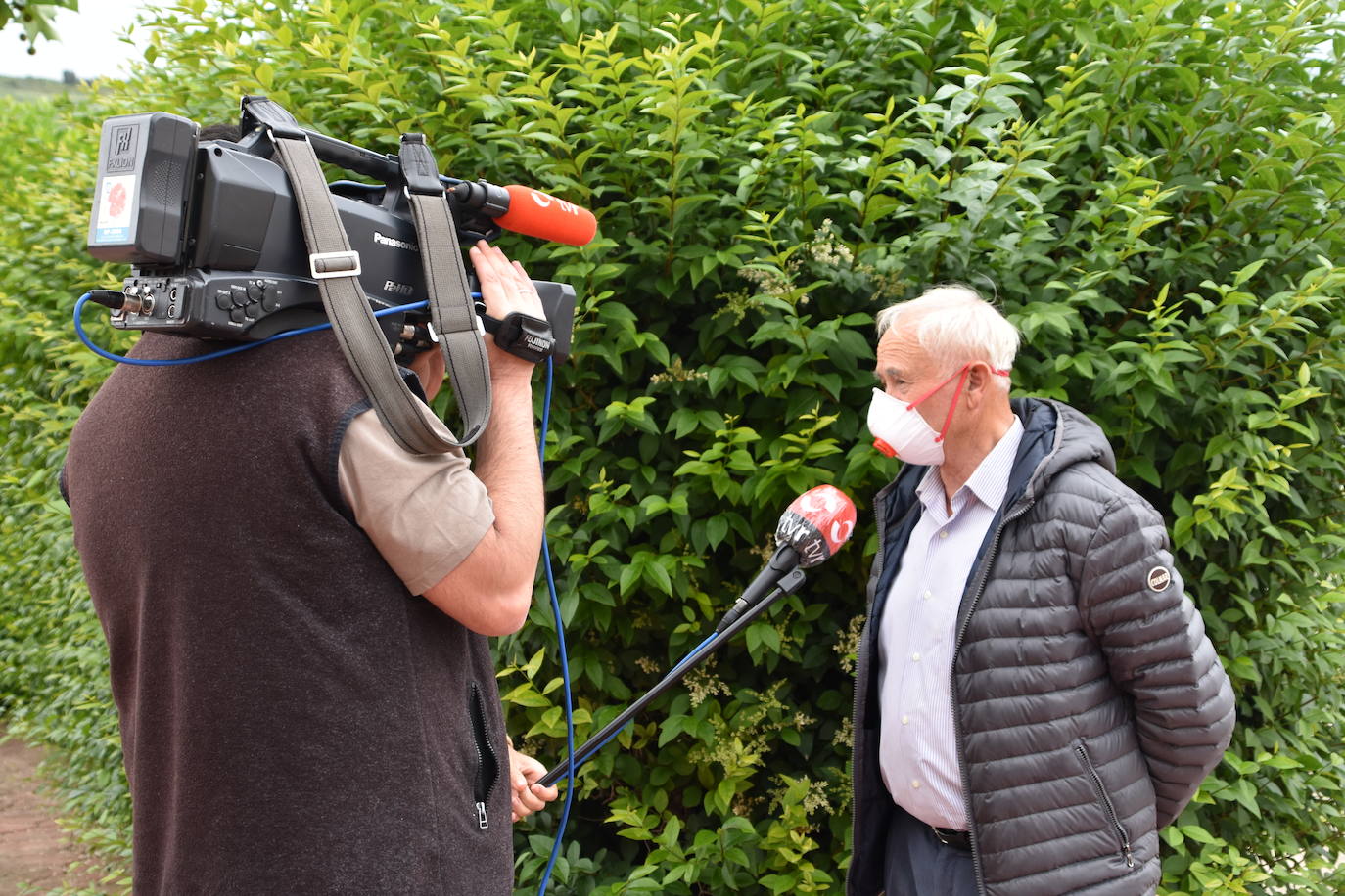 Un numeroso grupo de vecinos de Ausejo se ha concentrado frente al consultorio médico para mostrar su apoyo a los sanitarios y su repulsa a las agresiones sufridas contra el médico y el enfermero del centro de salud.