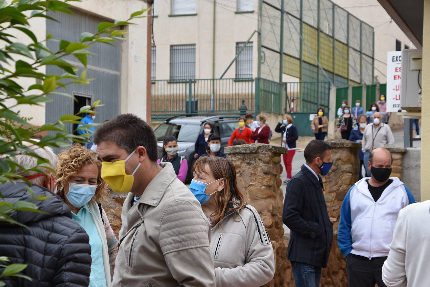 Un numeroso grupo de vecinos de Ausejo se ha concentrado frente al consultorio médico para mostrar su apoyo a los sanitarios y su repulsa a las agresiones sufridas contra el médico y el enfermero del centro de salud.