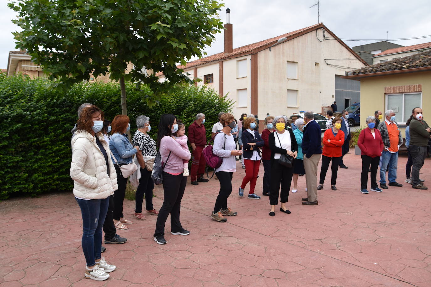 Un numeroso grupo de vecinos de Ausejo se ha concentrado frente al consultorio médico para mostrar su apoyo a los sanitarios y su repulsa a las agresiones sufridas contra el médico y el enfermero del centro de salud.