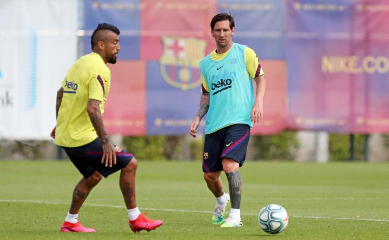 Arturo Vidal y Leo Messi, en un entrenamiento del Barça. 