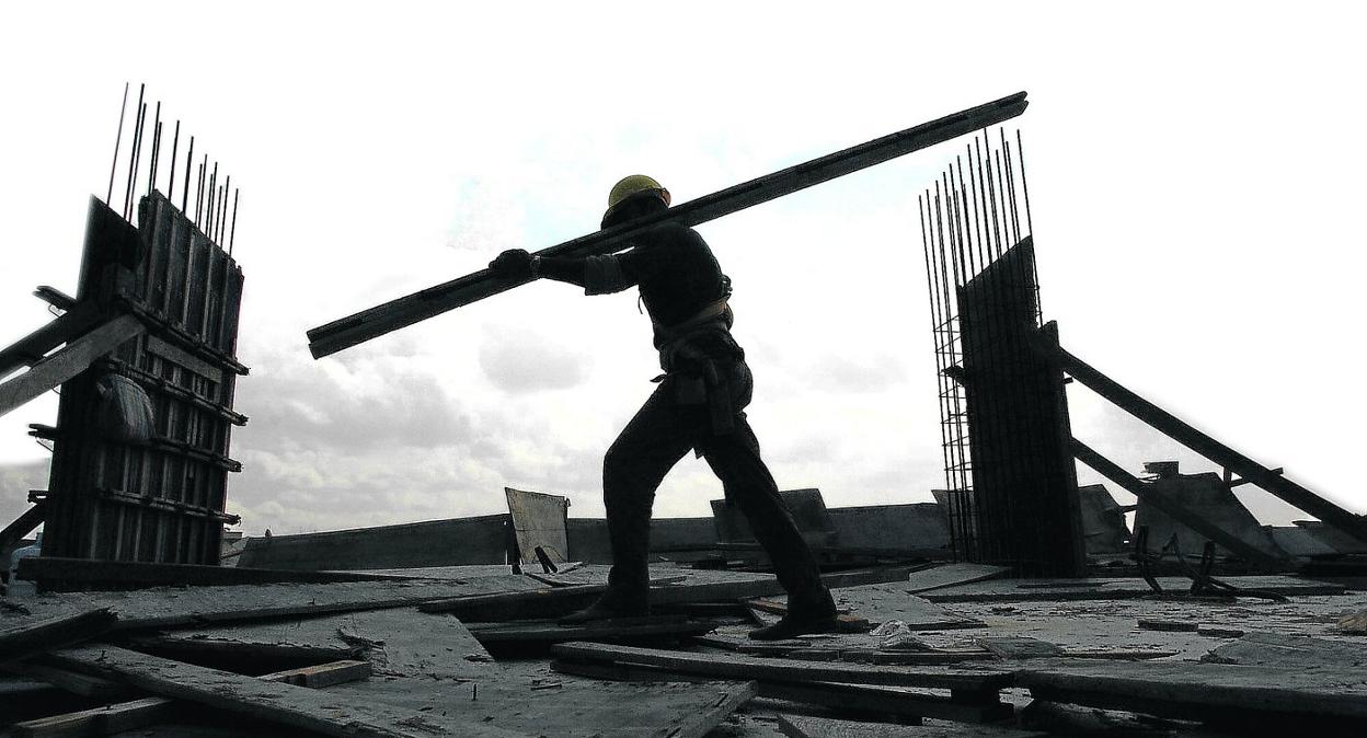 Un trabajador de la construcción en plena faena. 