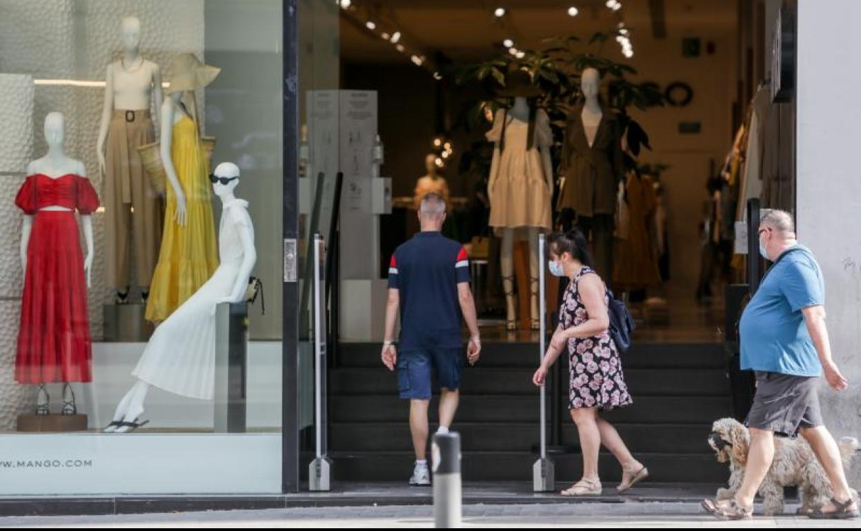 Varias personas entran a una tienda de ropa en el centro de Madrid.