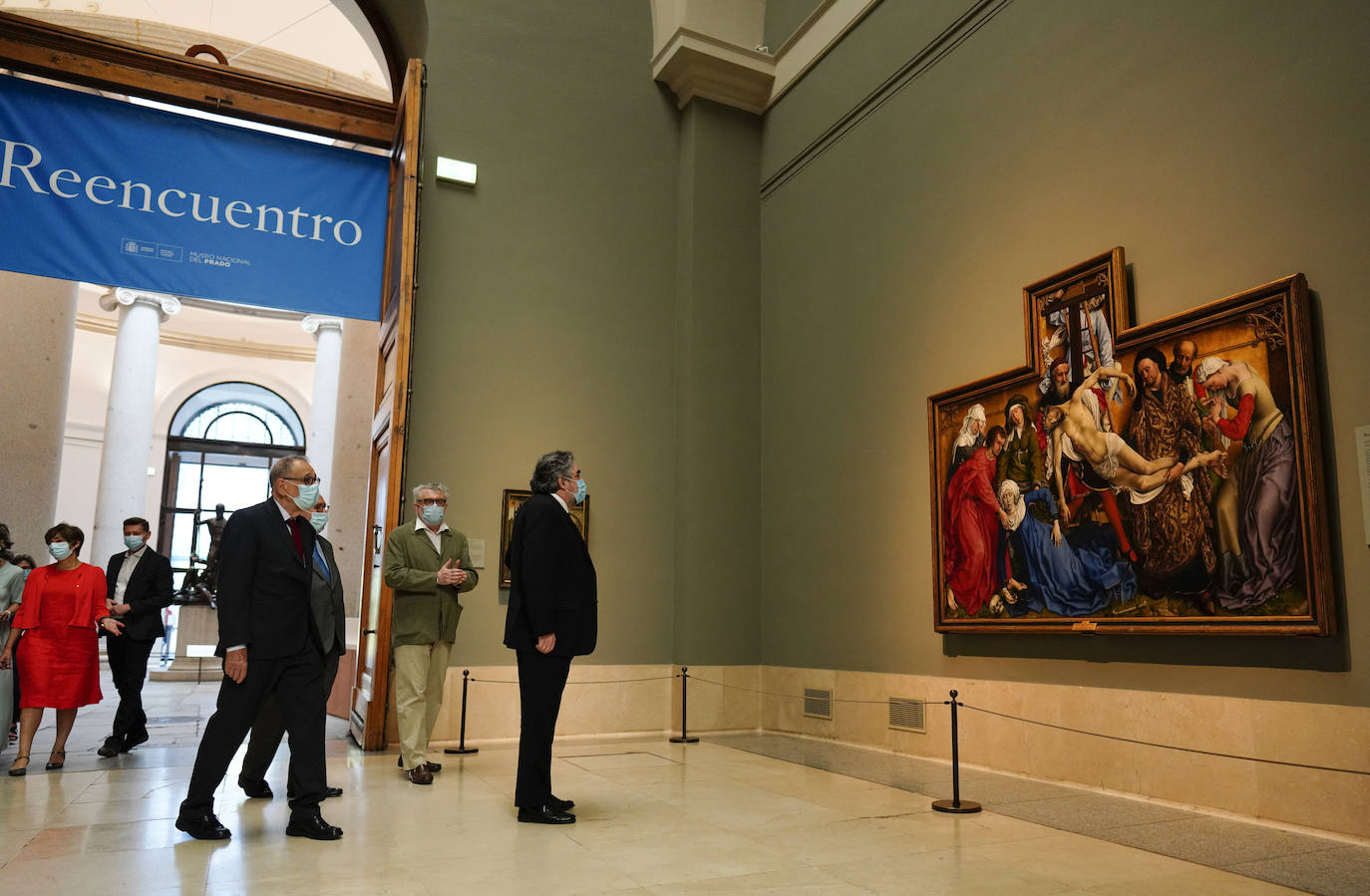 Colas en la fachada del Museo Nacional del Prado.