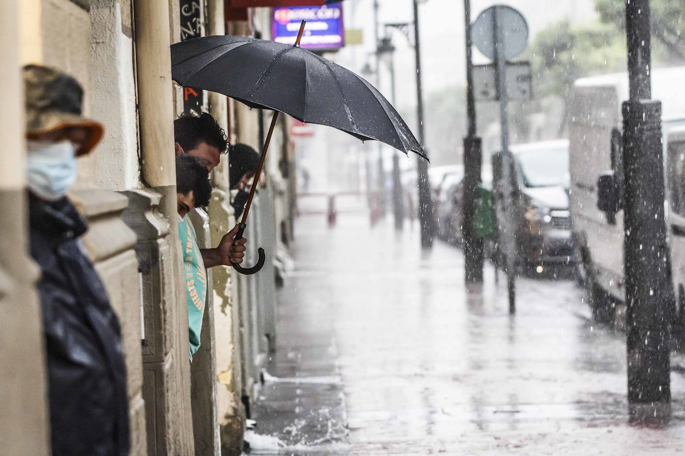 Alrededor de las seis y cuarto de la tarde se ha oscurecido el cielo y ha comenzado a descargar una tremenda tormenta de lluvia, rayos y truenos en Logroño.