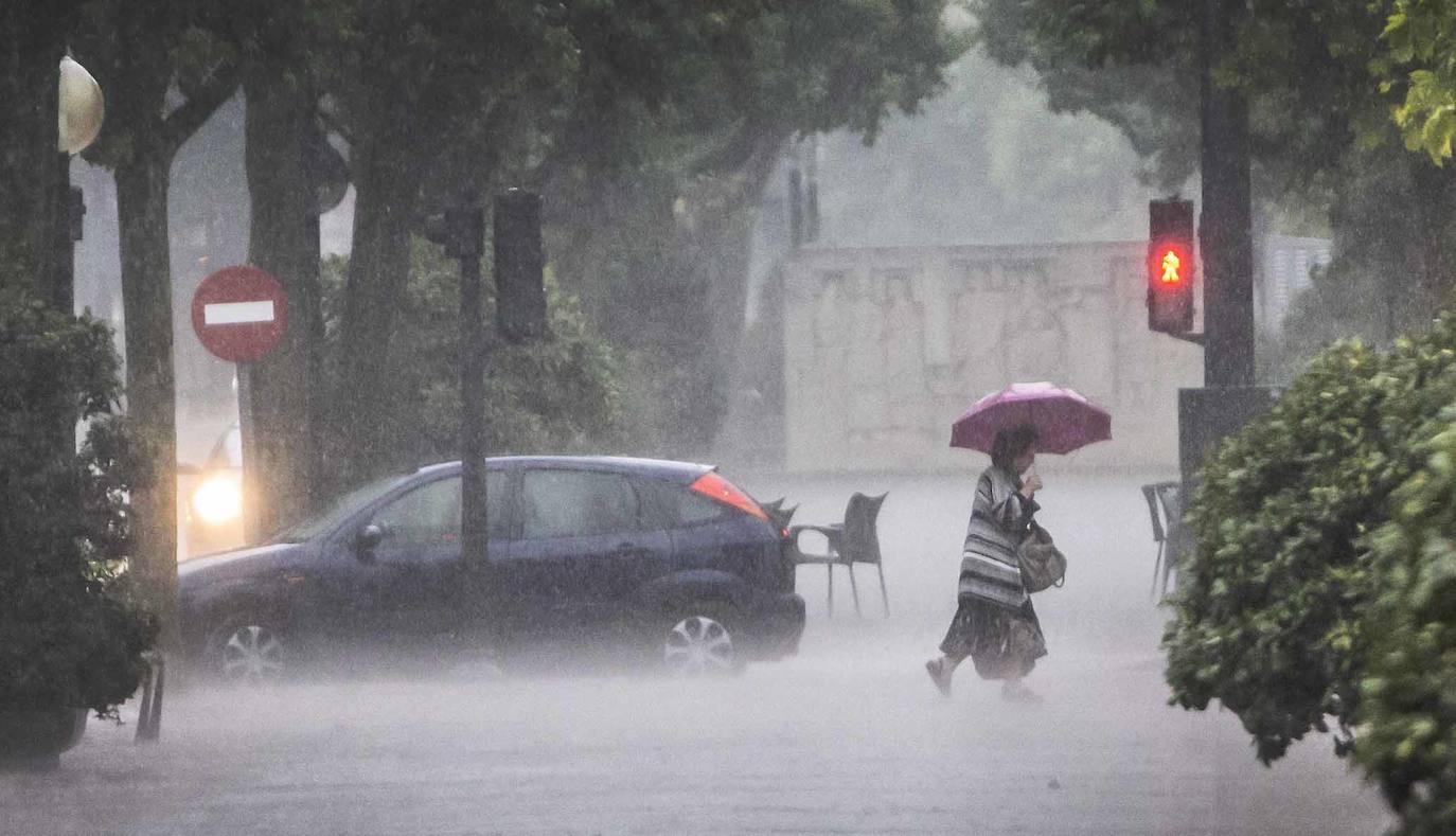 Alrededor de las seis y cuarto de la tarde se ha oscurecido el cielo y ha comenzado a descargar una tremenda tormenta de lluvia, rayos y truenos en Logroño.