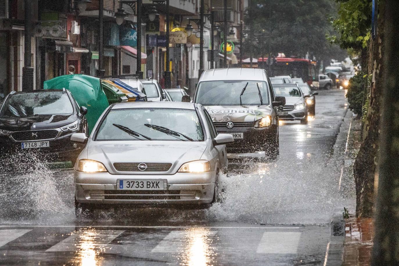 Alrededor de las seis y cuarto de la tarde se ha oscurecido el cielo y ha comenzado a descargar una tremenda tormenta de lluvia, rayos y truenos en Logroño.