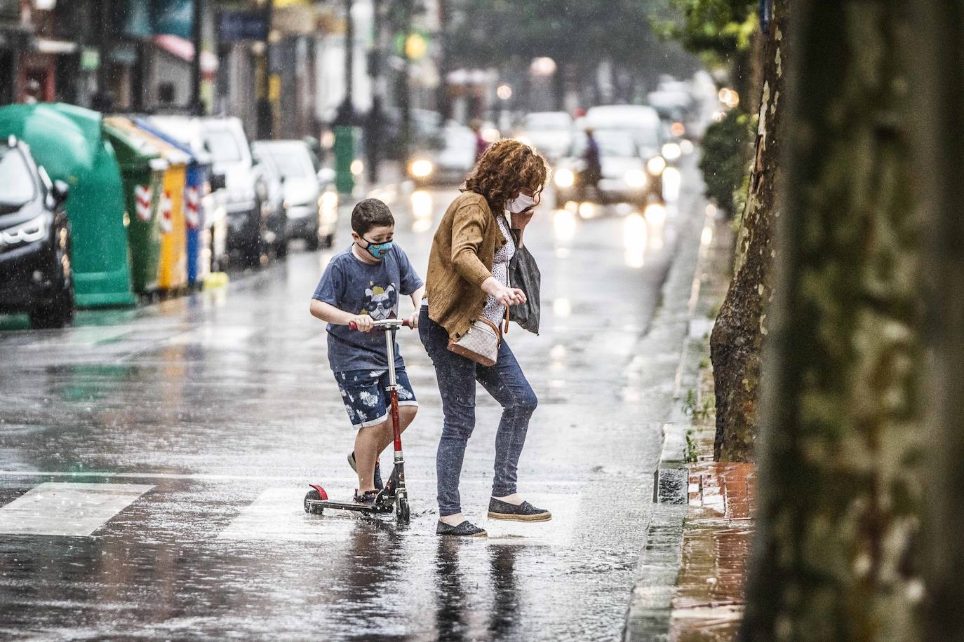 Alrededor de las seis y cuarto de la tarde se ha oscurecido el cielo y ha comenzado a descargar una tremenda tormenta de lluvia, rayos y truenos en Logroño.