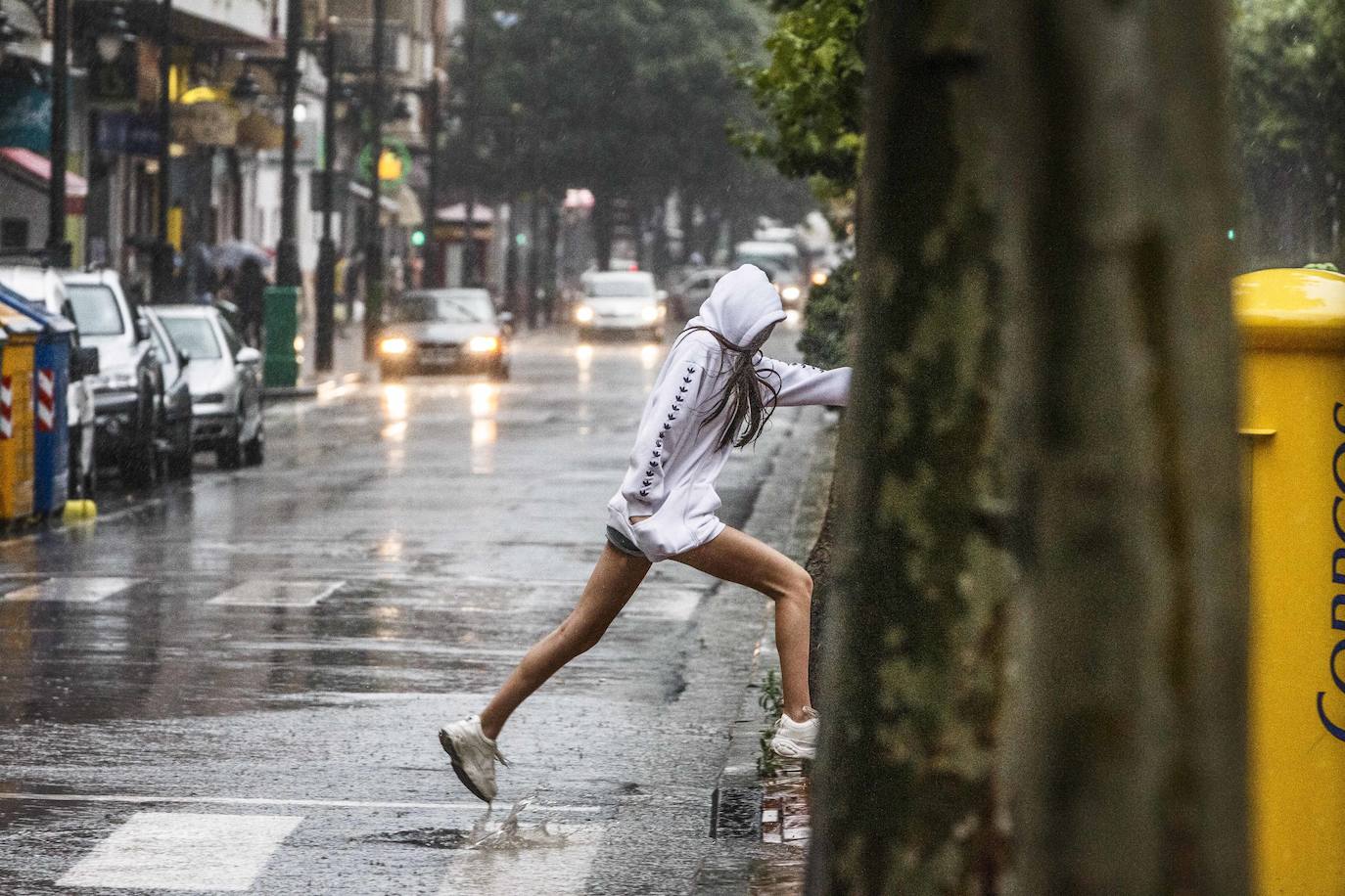 Alrededor de las seis y cuarto de la tarde se ha oscurecido el cielo y ha comenzado a descargar una tremenda tormenta de lluvia, rayos y truenos en Logroño.