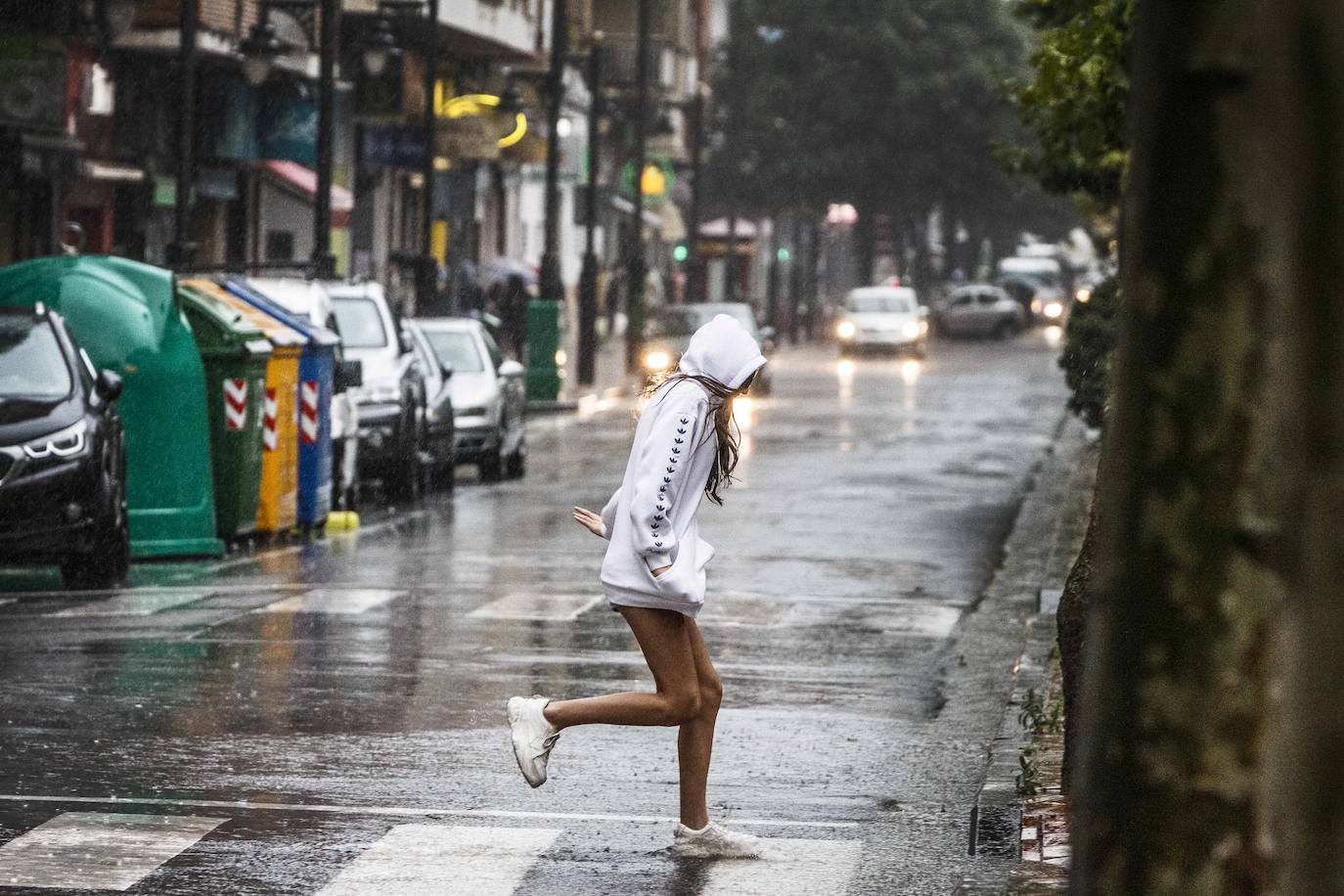 Alrededor de las seis y cuarto de la tarde se ha oscurecido el cielo y ha comenzado a descargar una tremenda tormenta de lluvia, rayos y truenos en Logroño.