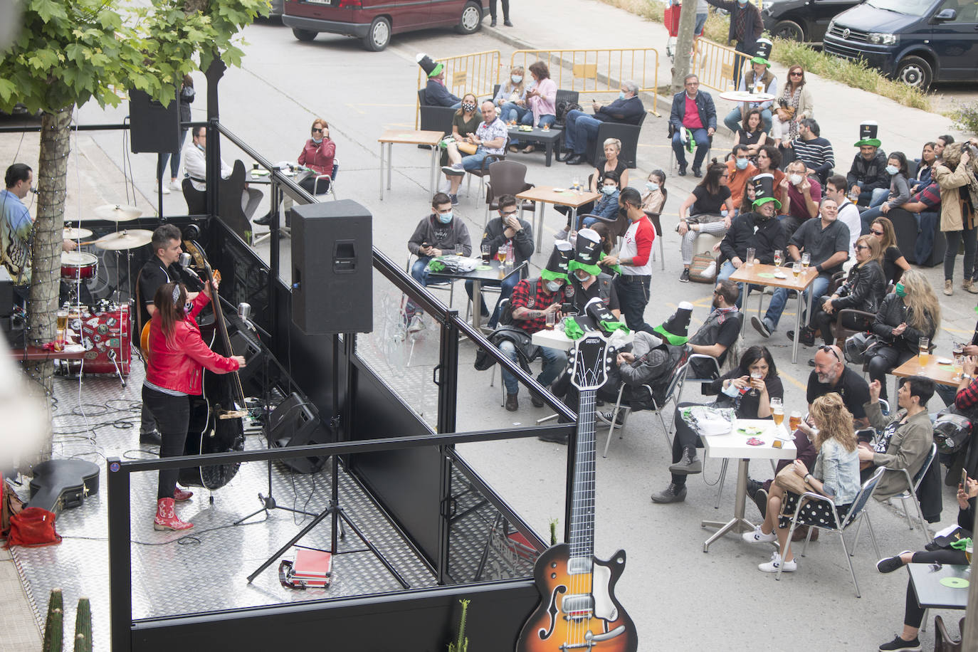 Concierto que ha protagonizado en Santo Domingo de la Calzada esta mañana el grupo de rock La Vil Canalla, con motivo de la inauguración del local hostelero Metro 66. Se trata del primer concierto en directo desde que comenzó la crisis del coronavirus.