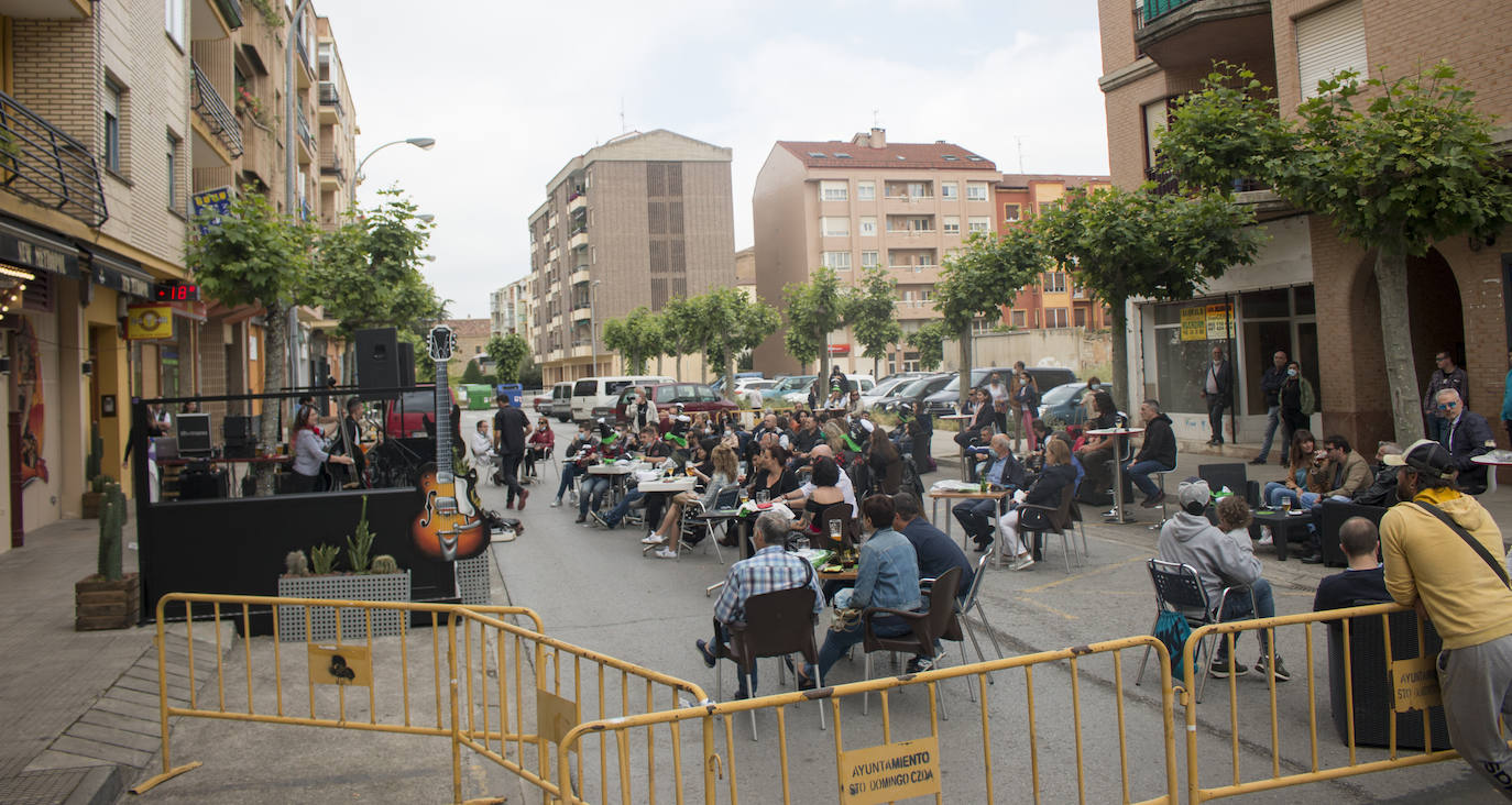 Concierto que ha protagonizado en Santo Domingo de la Calzada esta mañana el grupo de rock La Vil Canalla, con motivo de la inauguración del local hostelero Metro 66. Se trata del primer concierto en directo desde que comenzó la crisis del coronavirus.