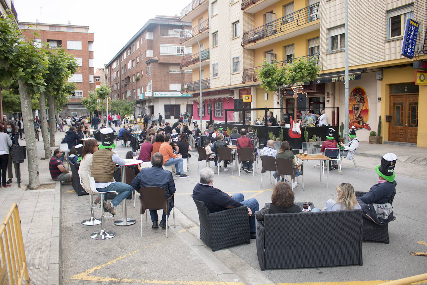 Concierto que ha protagonizado en Santo Domingo de la Calzada esta mañana el grupo de rock La Vil Canalla, con motivo de la inauguración del local hostelero Metro 66. Se trata del primer concierto en directo desde que comenzó la crisis del coronavirus.