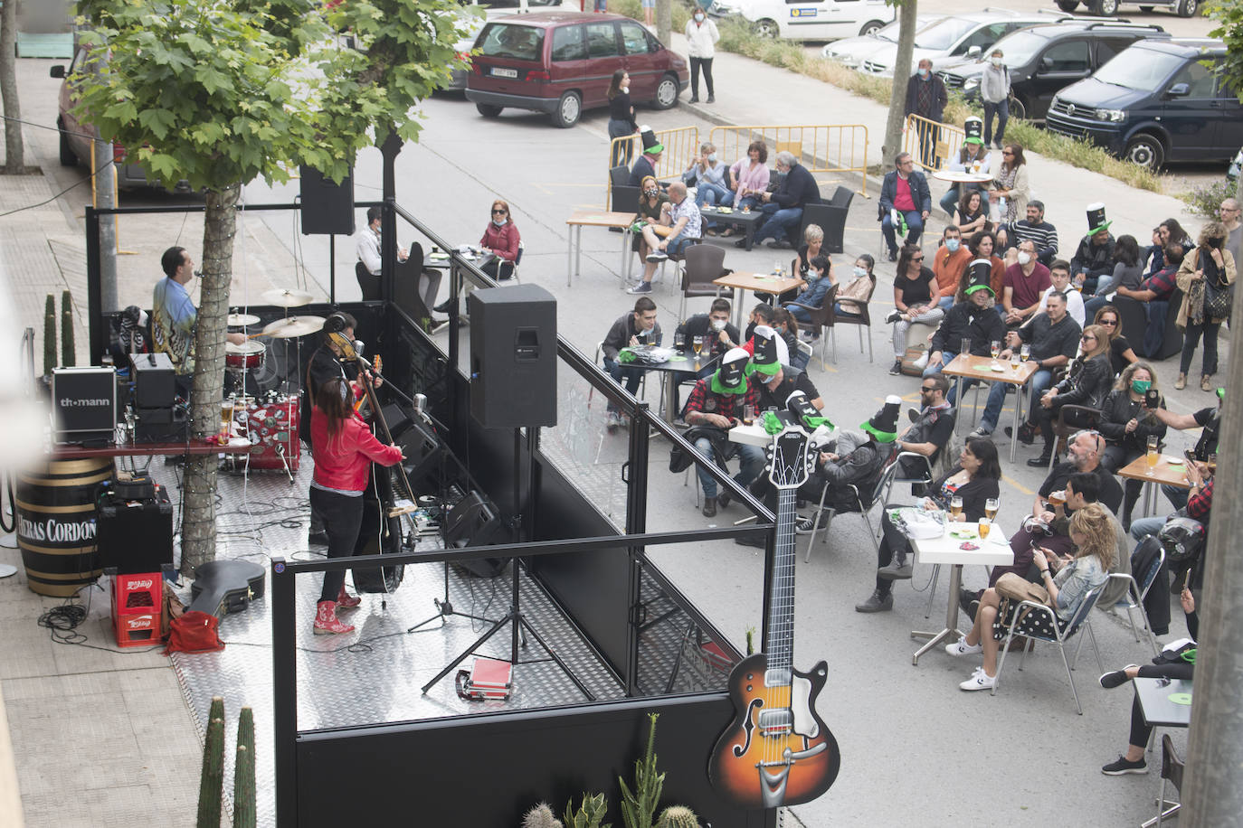 Concierto que ha protagonizado en Santo Domingo de la Calzada esta mañana el grupo de rock La Vil Canalla, con motivo de la inauguración del local hostelero Metro 66. Se trata del primer concierto en directo desde que comenzó la crisis del coronavirus.