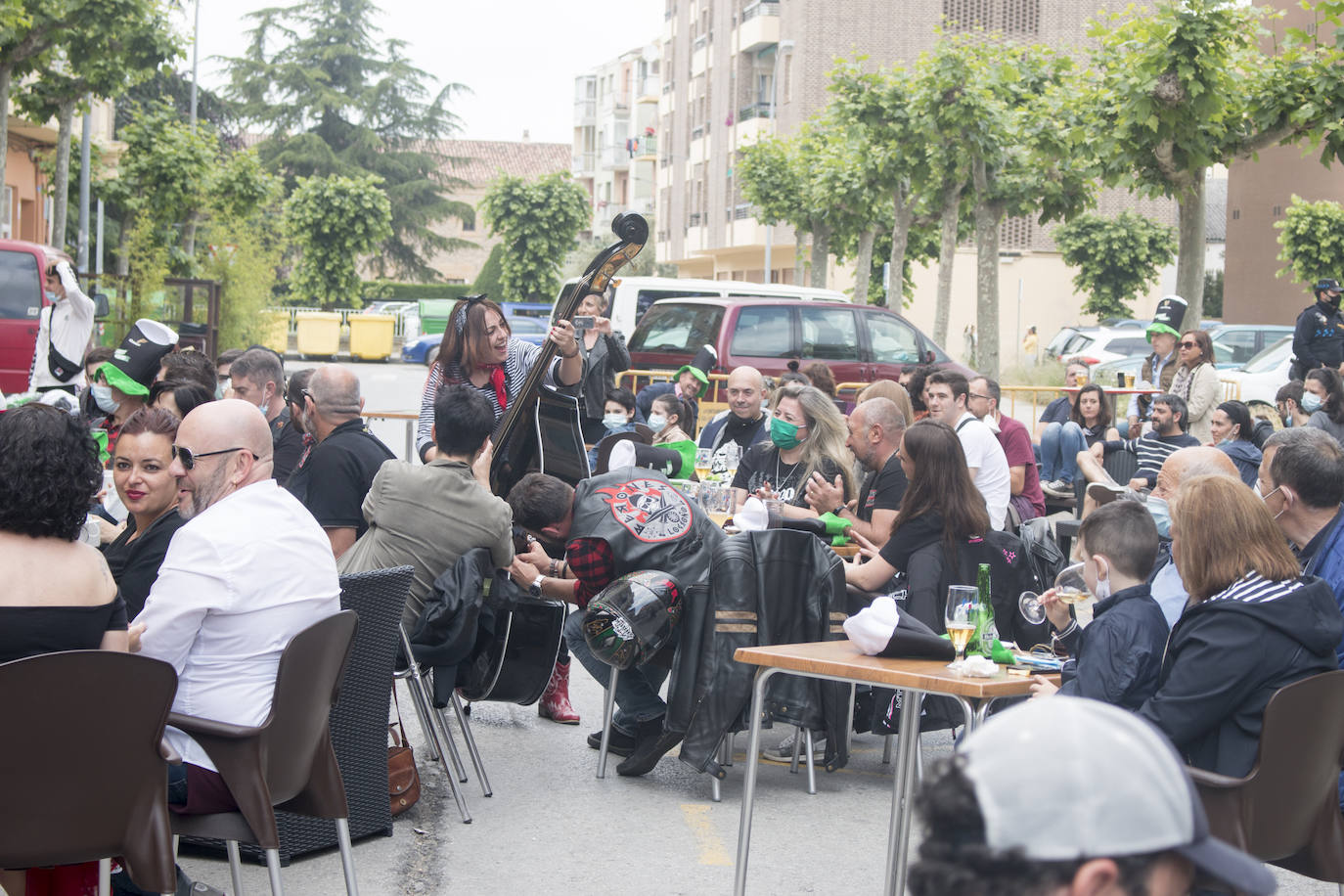 Concierto que ha protagonizado en Santo Domingo de la Calzada esta mañana el grupo de rock La Vil Canalla, con motivo de la inauguración del local hostelero Metro 66. Se trata del primer concierto en directo desde que comenzó la crisis del coronavirus.