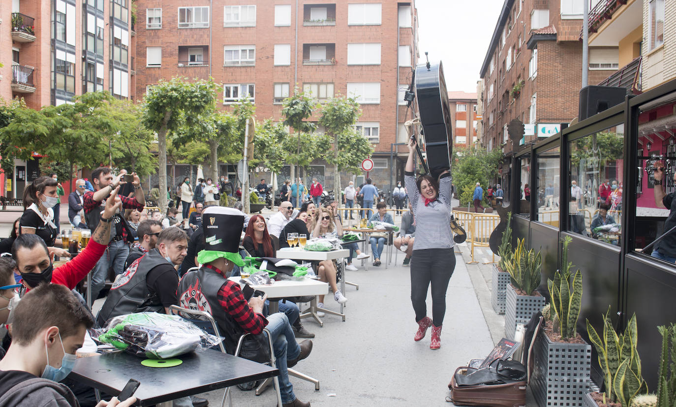 Concierto que ha protagonizado en Santo Domingo de la Calzada esta mañana el grupo de rock La Vil Canalla, con motivo de la inauguración del local hostelero Metro 66. Se trata del primer concierto en directo desde que comenzó la crisis del coronavirus.