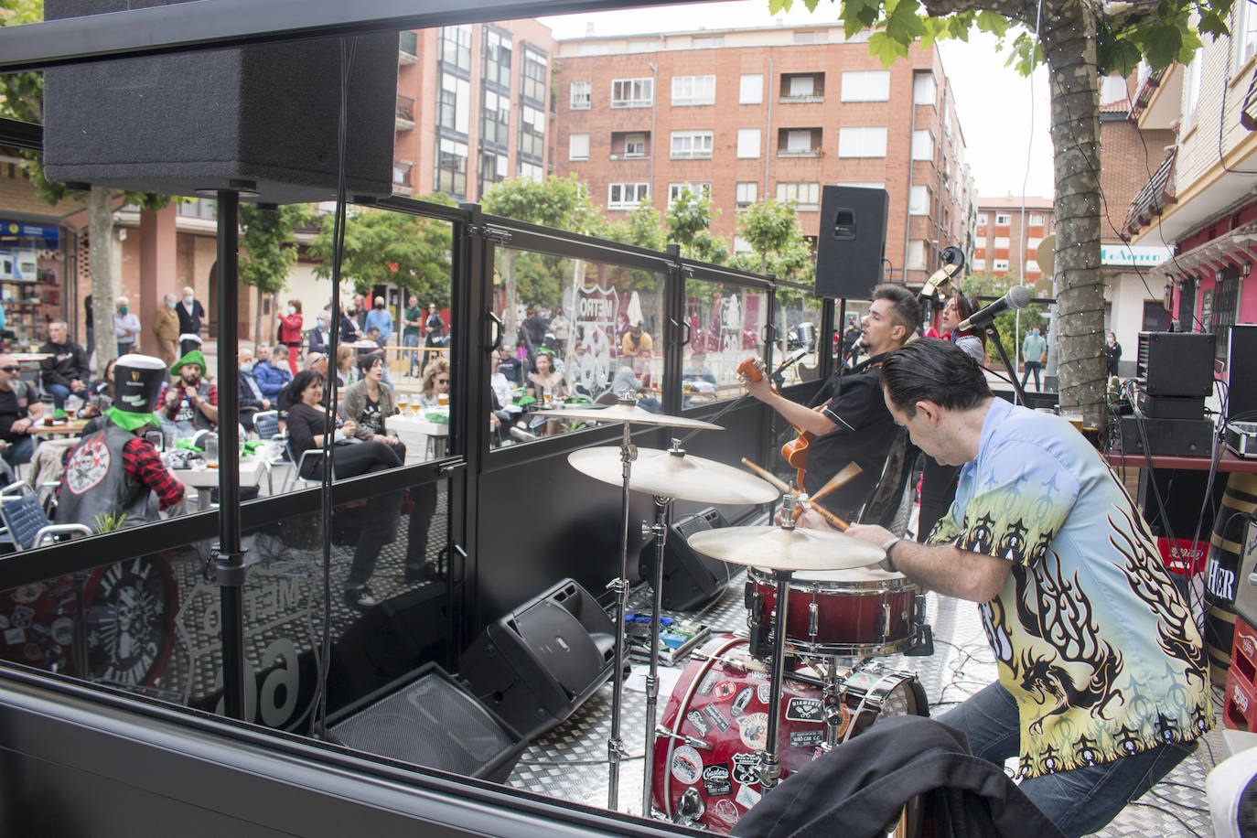 Concierto que ha protagonizado en Santo Domingo de la Calzada esta mañana el grupo de rock La Vil Canalla, con motivo de la inauguración del local hostelero Metro 66. Se trata del primer concierto en directo desde que comenzó la crisis del coronavirus.