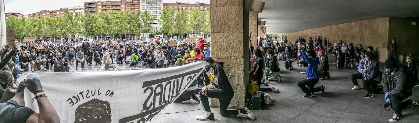 Más de 300 personas se concentran en la plaza del Ayuntamiento en memoria de George Floyd y para denunciar la injusticia y el abuso policial en EEUU