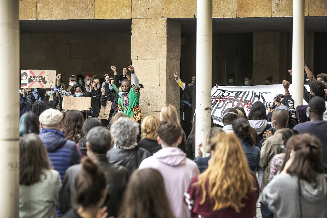 Más de 300 personas se concentran en la plaza del Ayuntamiento en memoria de George Floyd y para denunciar la injusticia y el abuso policial en EEUU