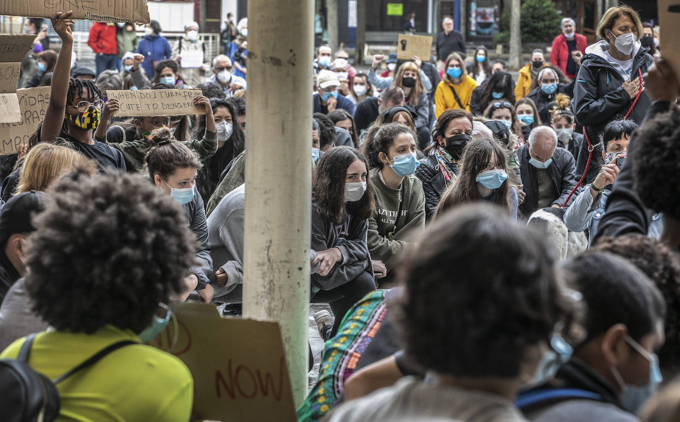 Más de 300 personas se concentran en la plaza del Ayuntamiento en memoria de George Floyd y para denunciar la injusticia y el abuso policial en EEUU