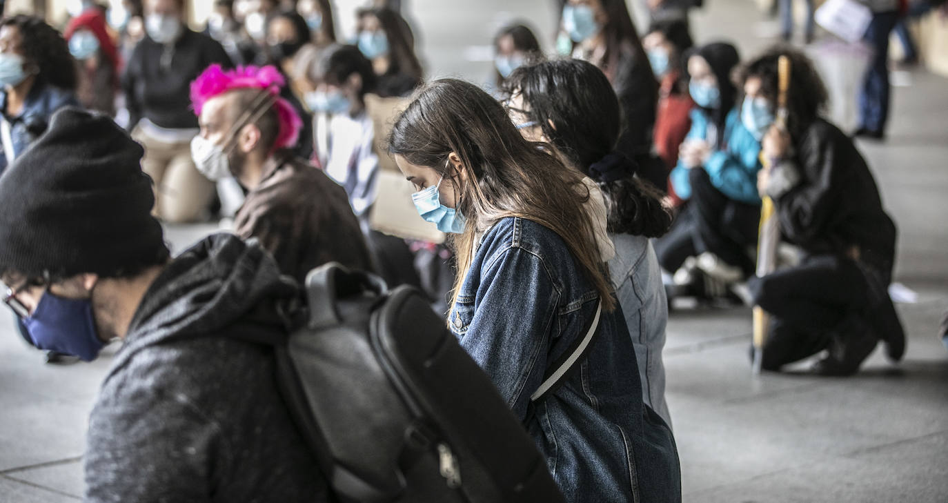 Más de 300 personas se concentran en la plaza del Ayuntamiento en memoria de George Floyd y para denunciar la injusticia y el abuso policial en EEUU