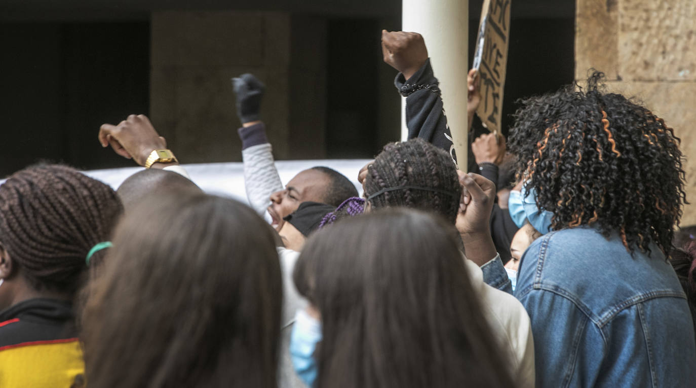 Más de 300 personas se concentran en la plaza del Ayuntamiento en memoria de George Floyd y para denunciar la injusticia y el abuso policial en EEUU