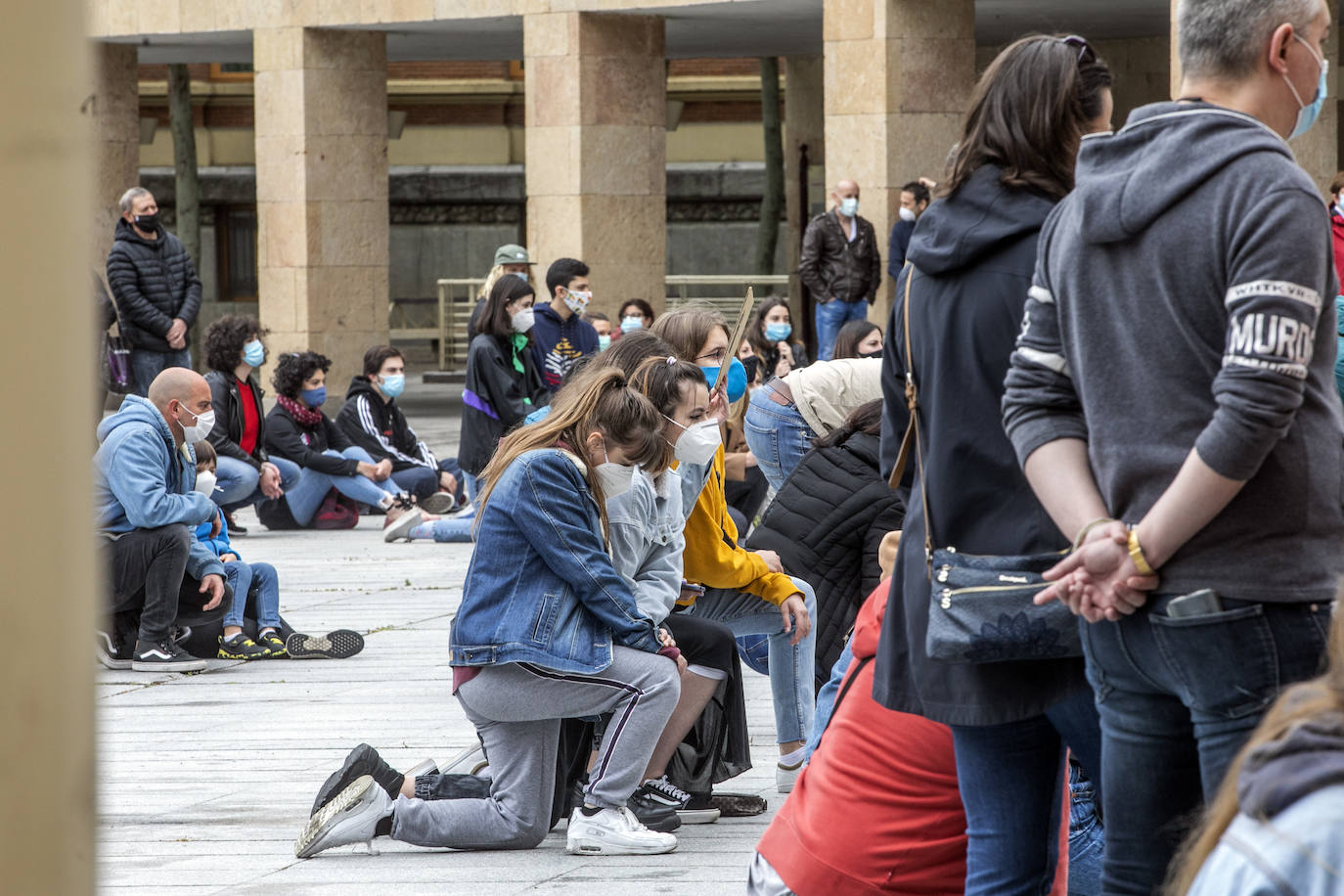 Más de 300 personas se concentran en la plaza del Ayuntamiento en memoria de George Floyd y para denunciar la injusticia y el abuso policial en EEUU