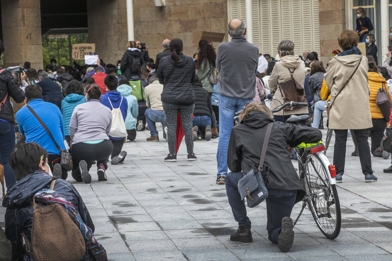 Más de 300 personas se concentran en la plaza del Ayuntamiento en memoria de George Floyd y para denunciar la injusticia y el abuso policial en EEUU