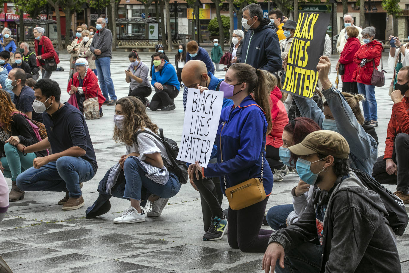 Más de 300 personas se concentran en la plaza del Ayuntamiento en memoria de George Floyd y para denunciar la injusticia y el abuso policial en EEUU